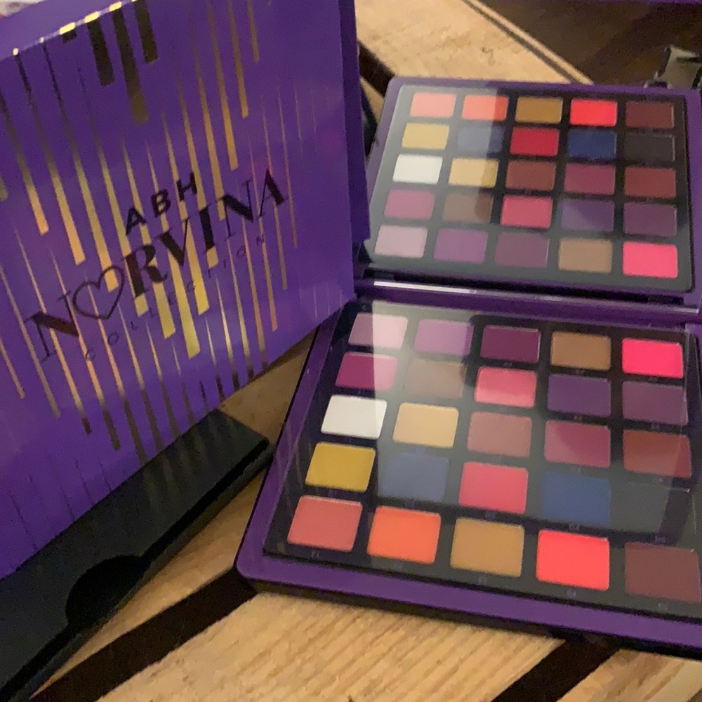 Anastasia Beverly Hills N🤍RVINA Collection